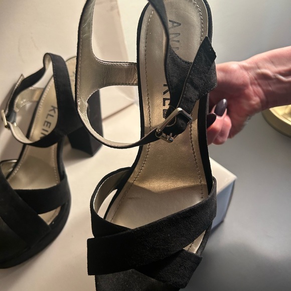 Size 8.5 Black Anne Klein Heels - Picture 3 of 7